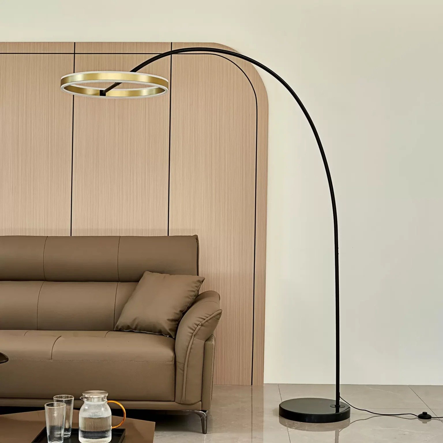 Lucande Lampe LED arquée Yekta, couleur laiton, 183 cm, intensité variable